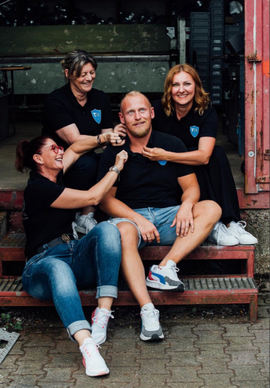Azubis und Kolleg:innen albern rum